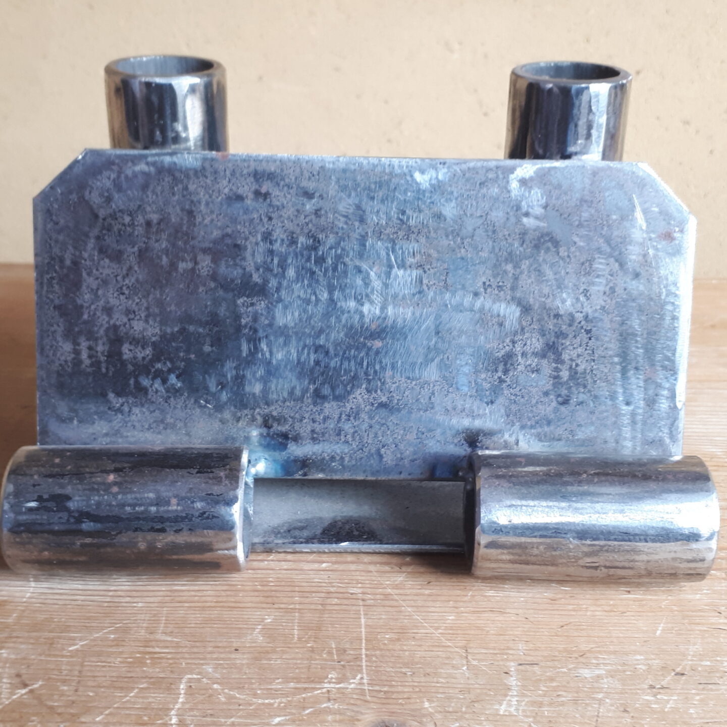 Support téléphone , tablette. Contactez Métallerie Métaleric !